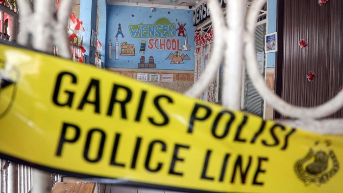 Potret Penyegelan Wensen School, TKP Bayi dan Balita Dianiaya Meita Jurnalis mengambil gambar Tempat Kejadian Perkara (TKP) kasus penganiayaan anak, Wensen School Indonesia, Harjamukti, Kota Depok, Jawa Barat, Jumat (2/8/2024). Daycare Wensen School Indonesia milik pelaku penganiayaan balita 2 tahun dan bayi 8 bulan, Meita Irianty telah disegel polisi dan tersangka yang dikenal sebagai influencer parenting itu juga telah ditahan. ANTARA FOTO/Yulius Satria Wijaya/foc.