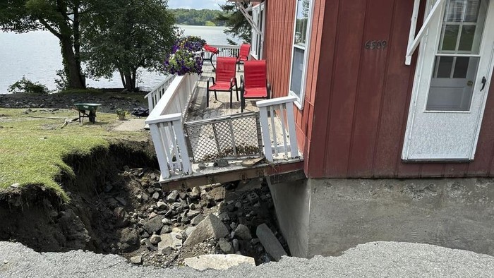 Banjir bandang yang disebabkan badai melanda wilayah di Vermont, AS. Salah satunya jalanan rusak di Morgan, Vermont, AS.