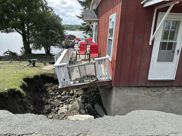Potret Rumah hingga Jalanan Rusak Akibat Banjir di Vermont