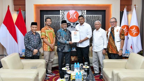 Presiden PKS Ahmad Syaikhu menyerahkan rekomendasi ke Bobby-Surya untuk Pilgub Sumut 2024 (Foto: Dok. Istimewa)