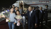 Seperti dilansir AFP, Kamis (1/8/2024), sepuluh warga Rusia, termasuk dua anak di bawah umur, diserahkan sebagai ganti 16 warga Barat yang ditahan oleh Rusia. AP/Mikhail Voskresensky