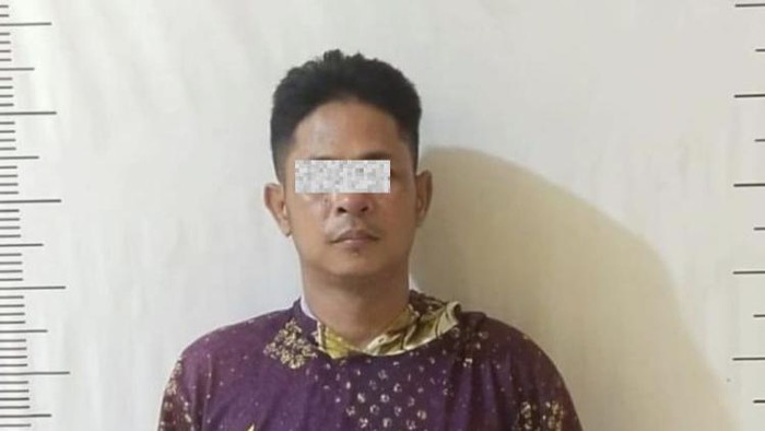 Pria berinisial AI pelaku pemerkosaan saat diamankan Polsek Batam Kota, Batam, Kepri. (Dok Polsek Batam Kota)