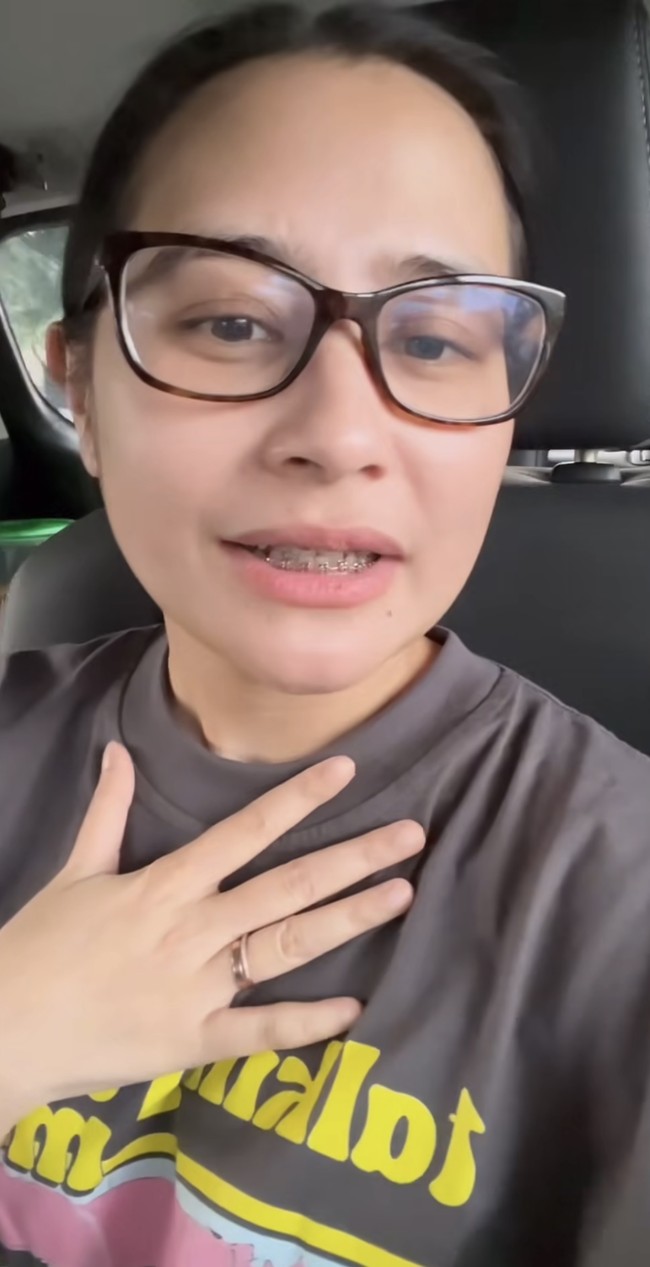 Prilly mengaku masih belum terbiasa menggunakan behel. Ia merasa kesulitan saat harus menutup bibirnya dan mengatakan jika mulutnya itu masih terasa sakit. Foto: Instagram/@prillylatuconsina96