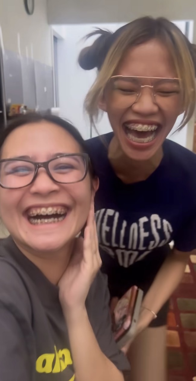 Prilly pun mengejutkan para pemain lain di lokasi saat dirinya tampil mengenakan behel untuk pertama kalinya. Sebagian besar tampak terkejut melihat totalitas Prilly demi karakter yang diperankannya tersebut. Foto: Instagram/@prillylatuconsina96