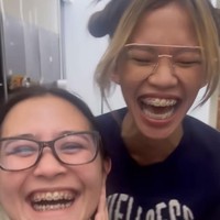 Prilly pun mengejutkan para pemain lain di lokasi saat dirinya tampil mengenakan behel untuk pertama kalinya. Sebagian besar tampak terkejut melihat totalitas Prilly demi karakter yang diperankannya tersebut. Foto: Instagram/@prillylatuconsina96