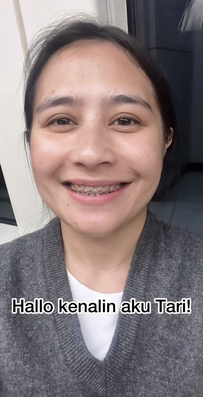 Melalui keterangan di unggahannya Prilly mengungkapkan jika dirinya akan memerankan karakter Tari dalam film Bolehkah Sekali Saja Kumenangis. Meski membutuhkan penyesuain yang agak lama agar terbiasa dengan behel di mulutnya, namun Prilly tampak tetap senang dan menikmati proses tersebut. Foto: Instagram/@prillylatuconsina96