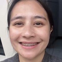 Melalui keterangan di unggahannya Prilly mengungkapkan jika dirinya akan memerankan karakter Tari dalam film Bolehkah Sekali Saja Kumenangis. Meski membutuhkan penyesuain yang agak lama agar terbiasa dengan behel di mulutnya, namun Prilly tampak tetap senang dan menikmati proses tersebut. Foto: Instagram/@prillylatuconsina96