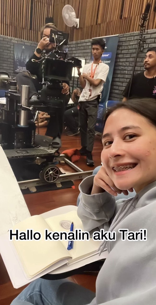 Menurut beberapa pemain lain di lokasi syutingnya itu, Prilly terlihat cocok menggunakan behel, meski awalnya Prilly sendiri terlihat tidak percaya diri tampil berbehel. Foto: Instagram/@prillylatuconsina96