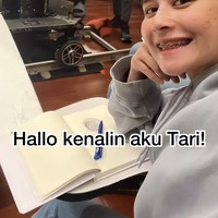 Menurut beberapa pemain lain di lokasi syutingnya itu, Prilly terlihat cocok menggunakan behel, meski awalnya Prilly sendiri terlihat tidak percaya diri tampil berbehel. Foto: Instagram/@prillylatuconsina96