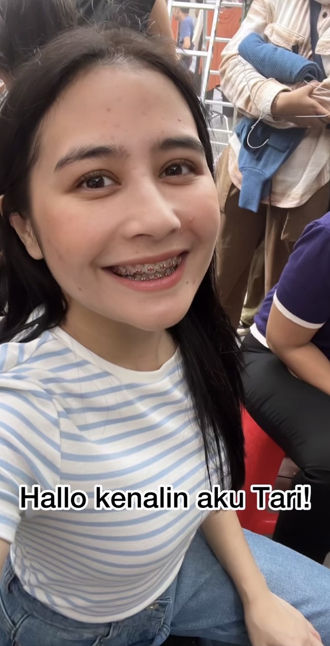 Penampilan terbaru Prilly yang mengenakan behel pada giginya. Menurutmu bagaimana penampilannya, tetap cantik bukan? Foto: Instagram/@prillylatuconsina96