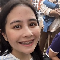 Penampilan terbaru Prilly yang mengenakan behel pada giginya. Menurutmu bagaimana penampilannya, tetap cantik bukan? Foto: Instagram/@prillylatuconsina96