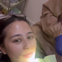 Melalui akun Instagram pribadinya Prilly membagikan proses dirinya pasang behel gigi demi totalitas dalam peran di film barunya. Dalam keterangan unggahannya Prilly mengaku jika ini adalah kali pertama dirinya menggunakan behel. Foto: Instagram/@prillylatuconsina96