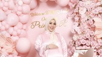 Jelang melahirkan, digelar acara penyambutan bernuansa pink yang menjadi ciri khas warna perempuan. Lihat tuh, kuenya juga gemas warna pink dengan hiasan pita dan bunga! Foto: Instagram princessyahrini