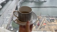 Wanita 44 tahun yang tengah tinggal di Singapura ini juga suka menikmati minuman hangat. Ia memotretnya dengan latar Marina Bay Sands yang ikonik. Foto: Instagram princessyahrini