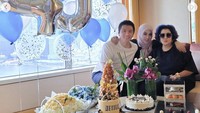 Meski hamil besar, tak menghalangi niat Syahrini untuk merayakan ulang tahun sang suami. Tampak ada banyak kue ulang tahun sudah tersaji di meja. Foto: Instagram princessyahrini