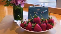 Syahrini juga suka ngemil buah segar nih. Sepiring stroberi jadi pilihannya. Foto: Instagram princessyahrini