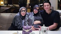 Kalau ini momen Syahrini dan Reino kulineran ditemani ibu Syahrini. Ada segelas teh hangat dan camilan yang bakal dinikmati. Foto: Instagram princessyahrini