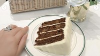 Memanjakan diri dengan makan cake juga dilakoni Syahrini saat hamil besar. Kali ini berupa sponge cake dengan lapisan krim putih. Rasa apa ya? Foto: Instagram princessyahrini