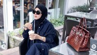 Sebelum hamil, Syahrini sering bolak-balik liburan ke Jepang. Salah satu momennya yaitu ia menyeruput minuman frappe. Slurpp! Foto: Instagram princessyahrini