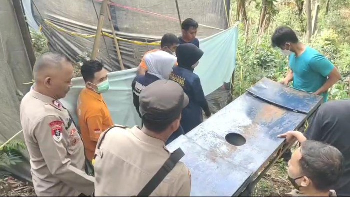 Proses ekshumasi jasad wanita diduga korban pembunuhan di Kabupaten Bandung.