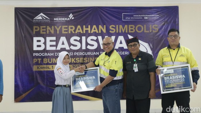 PT BSI memberikan beasiswa ke pelajar Banyuwangi