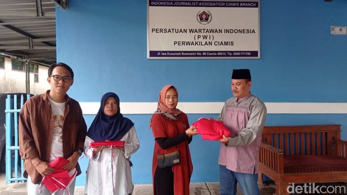 PWI Ciamis membagikan bendera kepada warga.