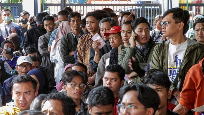 Ramainya Antrean Tebus SIM-STNK di Kejaksaan Sidoarjo Pelanggar lalu lintas mengantre untuk membayar denda tilang dan mengambil barang bukti berupa SIM atau STNK di Kejaksaan Negeri Sidoarjo, Jawa Timur, Jumat (2/8/2024). Jajaran Satlantas Polresta Sidoarjo telah melakukan penindakan pelanggaran lalu lintas sebanyak 8.781 kendaraan tilang manual dan Electronic Traffic Law Enforcement (ETLE) Statis sebanyak 1.757 kendaraan dalam Operasi Patuh Semeru 2024 selama 14 hari sejak 15 Juli hingga 28 Juli 2024. ANTARA FOTO/Umarul Faruq/foc.