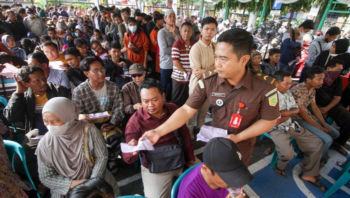Ramainya Antrean Tebus SIM-STNK di Kejaksaan Sidoarjo Pelanggar lalu lintas mengantre untuk membayar denda tilang dan mengambil barang bukti berupa SIM atau STNK di Kejaksaan Negeri Sidoarjo, Jawa Timur, Jumat (2/8/2024). Jajaran Satlantas Polresta Sidoarjo telah melakukan penindakan pelanggaran lalu lintas sebanyak 8.781 kendaraan tilang manual dan Electronic Traffic Law Enforcement (ETLE) Statis sebanyak 1.757 kendaraan dalam Operasi Patuh Semeru 2024 selama 14 hari sejak 15 Juli hingga 28 Juli 2024. ANTARA FOTO/Umarul Faruq/foc.