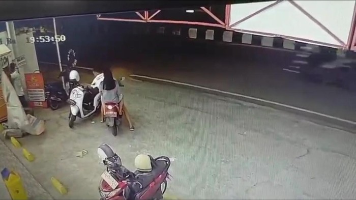 Rekaman CCTV pemotor di Lubuklinggau mencuri hp tertinggal di boks motor terparkir di minimarket