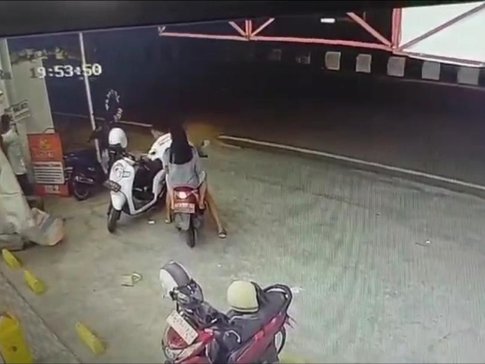 Rekaman CCTV pemotor di Lubuklinggau mencuri hp tertinggal di boks motor terparkir di minimarket