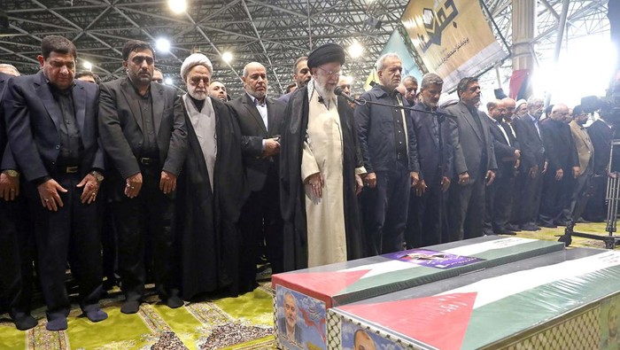 Mourners carry the coffin of assassinated Hamas chief, Ismail Haniyeh during his funeral ceremony in Tehran, Iran, August 1, 2024. Office of the Iranian Supreme Leader/WANA (West Asia News Agency) Handout via REUTERS ATTENTION EDITORS - THIS PICTURE WAS PROVIDED BY A THIRD PARTY