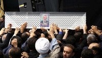 Pengawal Ismail Haniyeh yang ikut tewas dalam serangan tersebut ikut disalatkan bersama.