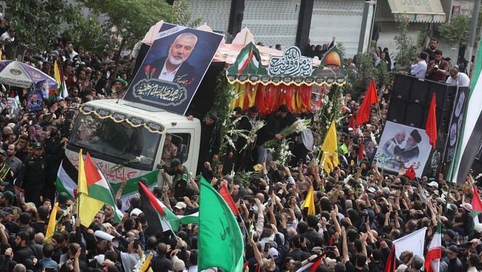 Mourners carry the coffin of assassinated Hamas chief, Ismail Haniyeh during his funeral ceremony in Tehran, Iran, August 1, 2024. Office of the Iranian Supreme Leader/WANA (West Asia News Agency) Handout via REUTERS ATTENTION EDITORS - THIS PICTURE WAS PROVIDED BY A THIRD PARTY