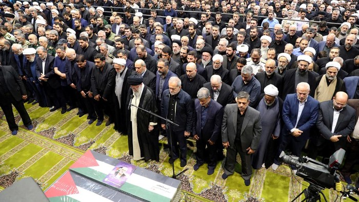 Ribuan Warga Iran Salat Jenazah untuk Ismail Haniyeh Mourners carry the coffin of assassinated Hamas chief, Ismail Haniyeh during his funeral ceremony in Tehran, Iran, August 1, 2024. Office of the Iranian Supreme Leader/WANA (West Asia News Agency) Handout via REUTERS ATTENTION EDITORS - THIS PICTURE WAS PROVIDED BY A THIRD PARTY