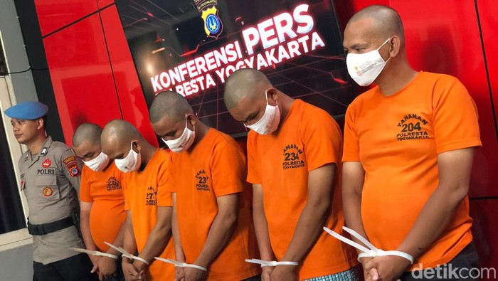 Rilis kasus pencurian spesialis rumah kosong di Jogja, Jumat (2/8/2024). Total lima orang ditangkap.