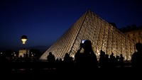 Kuali tersebut berdiri di dekat museum Louvre di Parc des Tuileries dan pengunjung dapat datang secara gratis saat matahari terbenam - jika mereka memesan tempat secara daring. REUTERS/Benoit Tessier
