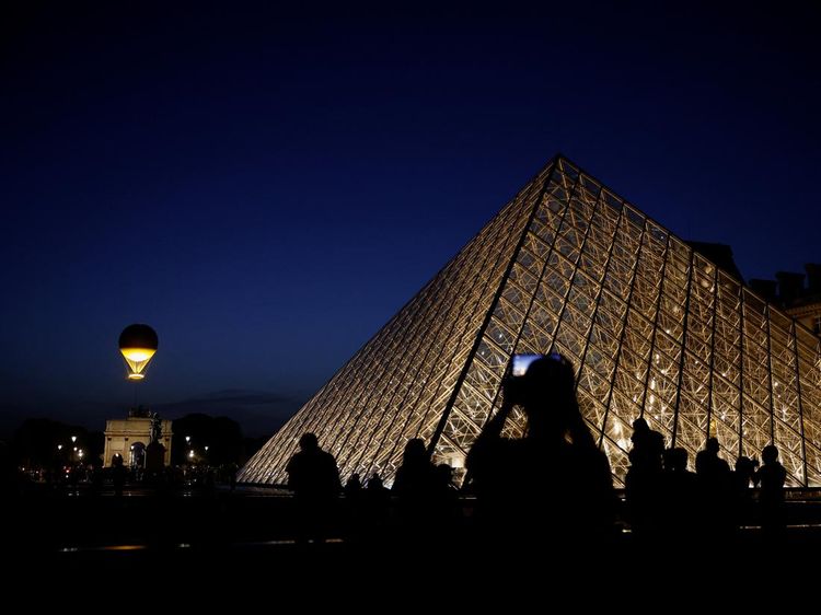 Saat Kaldron Olimpiade Terangi Langit Malam Paris