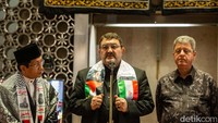 Hadir dalam salat gaib itu Imam Besar Masjid Istiqlal Nasaruddin Umar dan Dubes Otoritas Palestina Zuhair Al-Shun. Selain itu, Dubes Iran Mohammad Boroujerdi ikut salat gaib bersama.