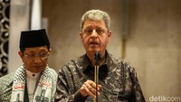 Duta Besar Palestina untuk Indonesia Zuhair Al-Shun turut mengikuti salat gaib di Masjid Istiqlal, Jakarta.