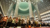Pantauan detikcom, salat gaib dilaksanakan sekitar pukul 13.45 WIB.
