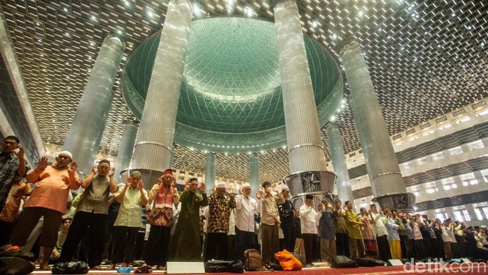 Masjid Istiqlal, Jakarta, gelar salat gaib untuk almarhum pemimpin Biro Politik Hamas Ismail Haniyeh. Salat gaib diikuti oleh ribuan orang.