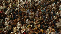 Jemaah berdoa untuk Ismail Haniyeh.