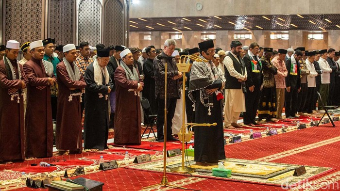 Salat Gaib untuk Ismail Haniyeh di Masjid Istiqlal Masjid Istiqlal, Jakarta, gelar salat gaib untuk almarhum pemimpin Biro Politik Hamas Ismail Haniyeh. Salat gaib diikuti oleh ribuan orang.