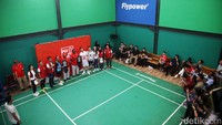 Kaesang terlihat menyerahkan surat rekomendasi dan raket berlogo PSI kepada calon kepala daerah.  