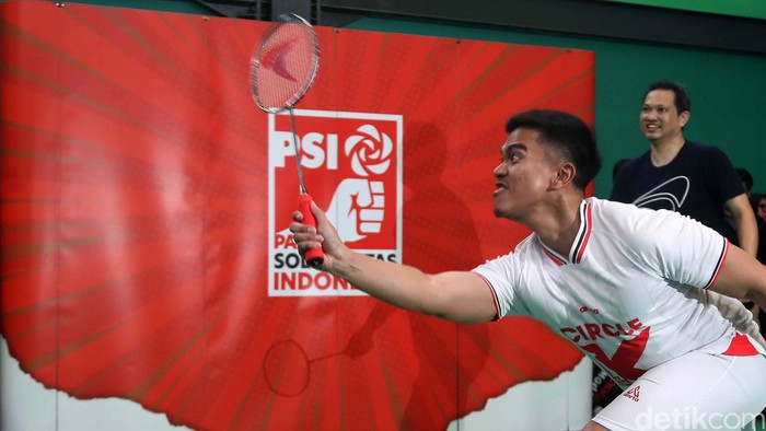 Ketum PSI Kaesang Pangarep memberikan surat rekomendasi dukungan kepada 11 cakada. Penyerahan itu diselingi dengan bermain bulutangkis bersama pengurus DPP PSI.