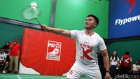 Kaesang berusaha mengembalikan serangan saat bertanding melawan pengurus DPP PSI.  