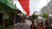 Bendera yang dijahit selama tiga bulan tersebut dipasang dalam rangka menyambut HUT ke-79 RI.   