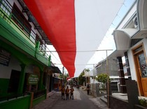 Sambut HUT RI, Bendera Merah Putih Sepanjang 400 Meter Dibentangkan di Tegal
