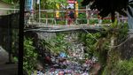 Jorok! Tumpukan Sampah Sumbat Kali Suralaya Cilegon