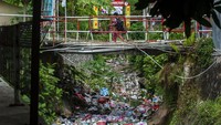 Tumpukan sampah itu berpotensi menyumbat aliran air dan menyebabkan banjir di kawasan tersebut.